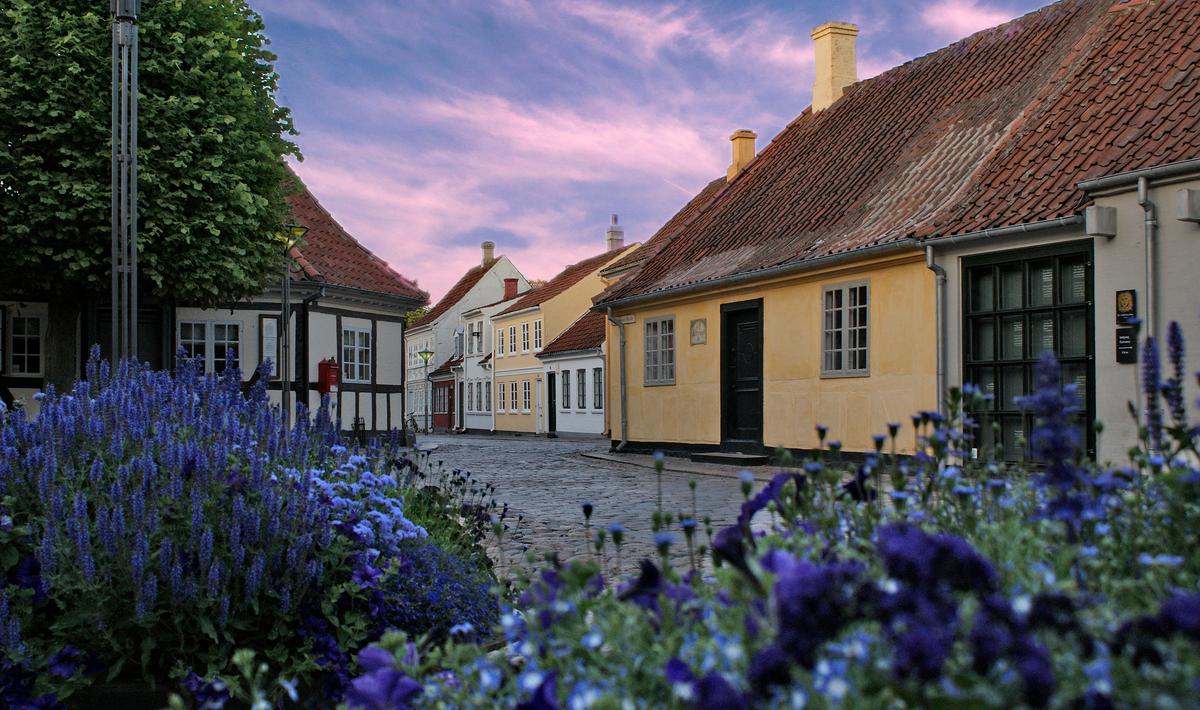 Her ble han født: I dette gule hjørnehuset ble H. C. Andersen født i 1805. Drøye 100 år senere, i 1908, ble huset gjort om til et museum, som det fremdeles er i dag. Foto: VisitOdense