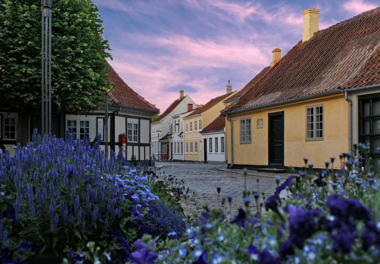 Her ble han født: I dette gule hjørnehuset ble H. C. Andersen født i 1805. Drøye 100 år senere, i 1908, ble huset gjort om til et museum, som det fremdeles er i dag. Foto: VisitOdense