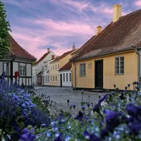 Her ble han født: I dette gule hjørnehuset ble H. C. Andersen født i 1805. Drøye 100 år senere, i 1908, ble huset gjort om til et museum, som det fremdeles er i dag. Foto: VisitOdense