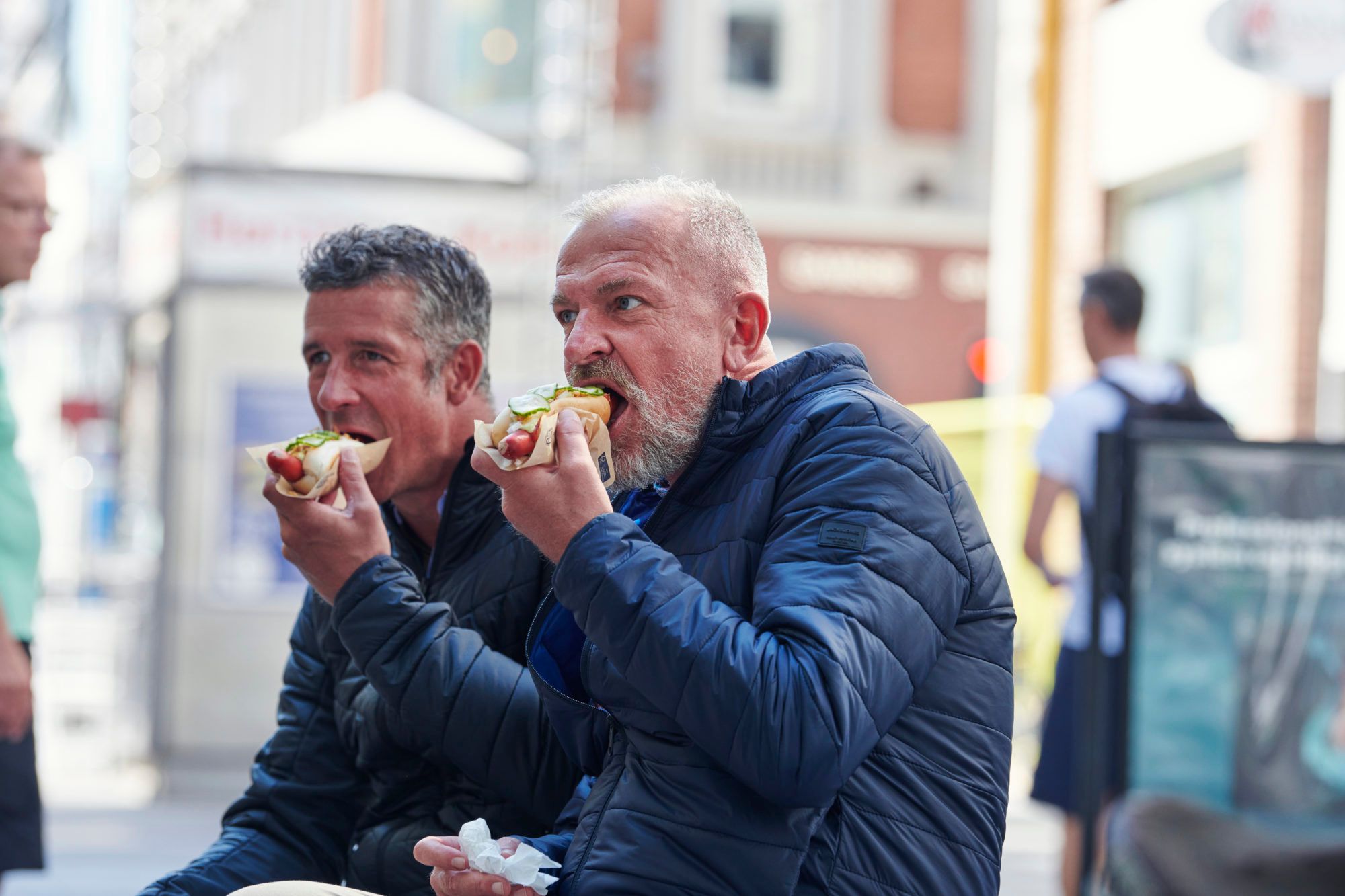 pølsespisende karer