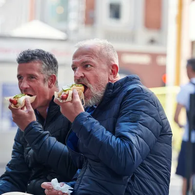 pølsespisende karer