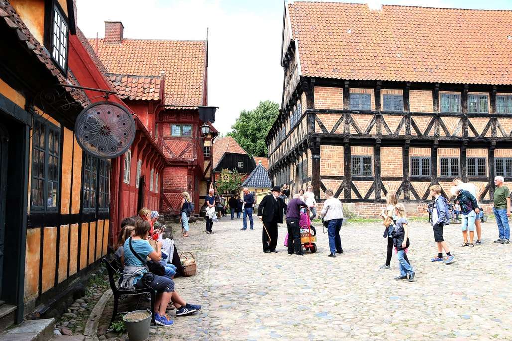 Den gamle by: Her vandrer du bokstavelig talt rundt i en historiebok. Se hvordan det gikk da Torkjell Berulfsen besøkte Den Gamle By. Foto: Flemming Hofmann Tveitan/Fjord Line