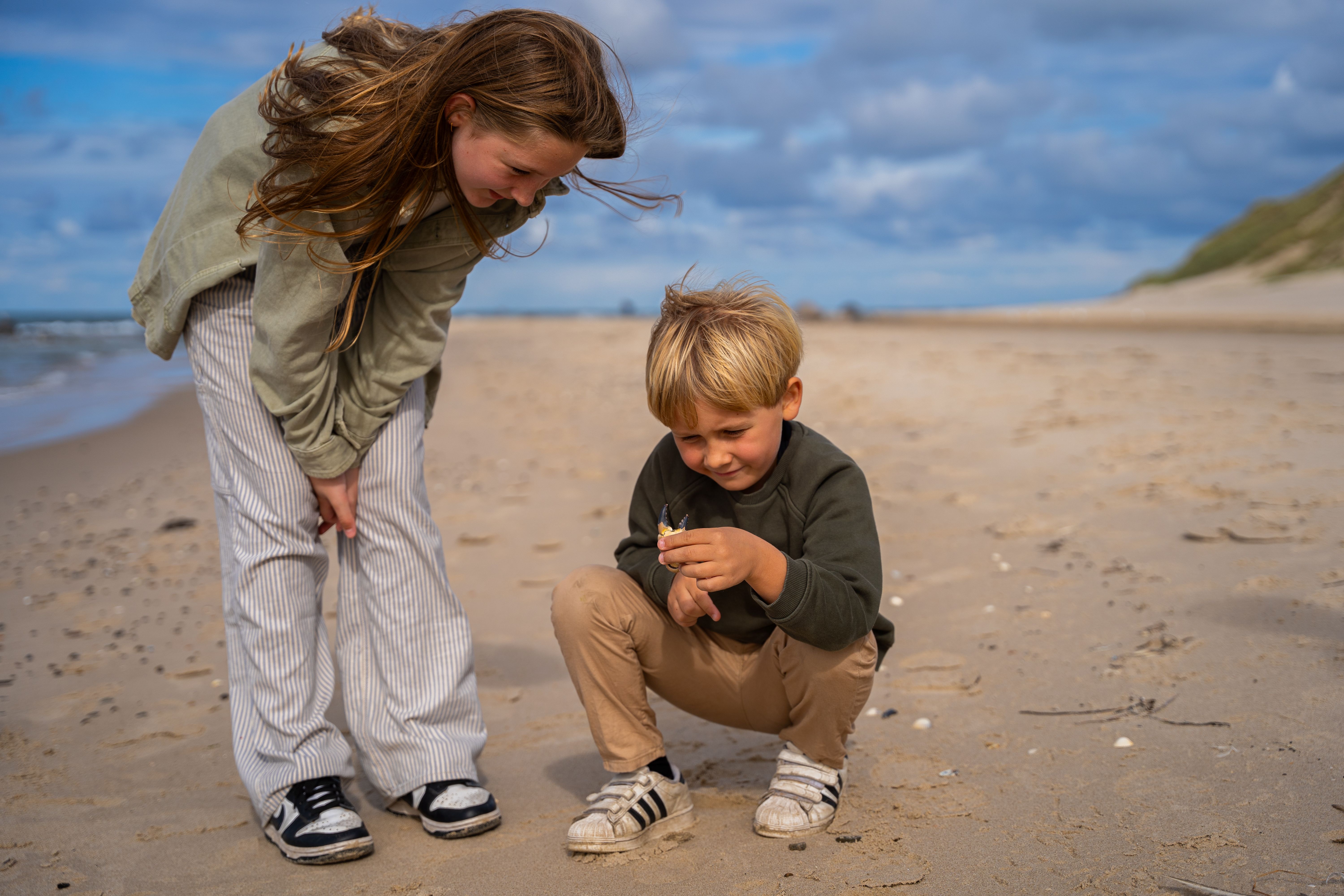 Barn på stranda. Foto. 