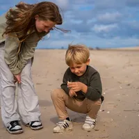 Barn på stranda. Foto.