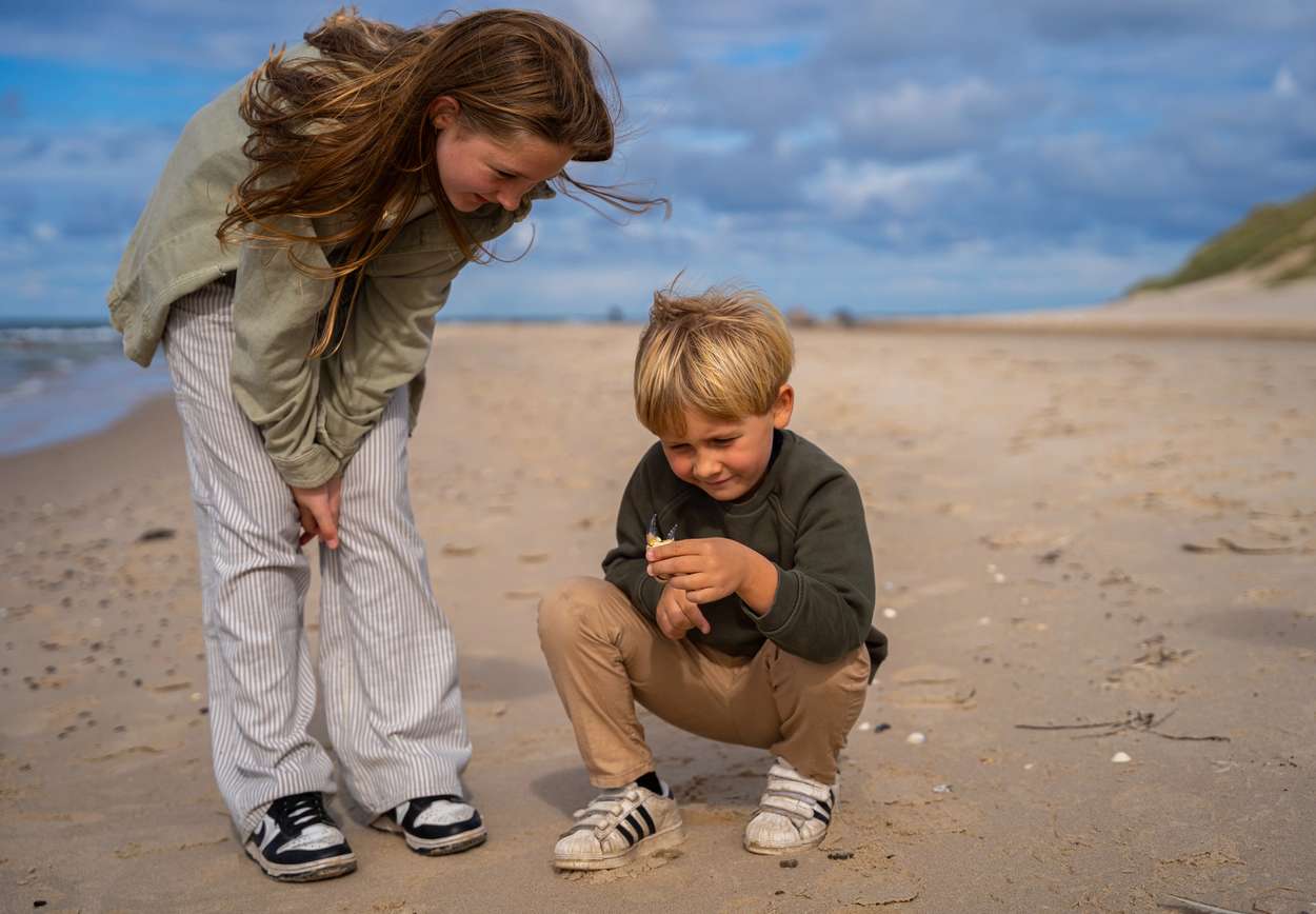Barn på stranda. Foto. 