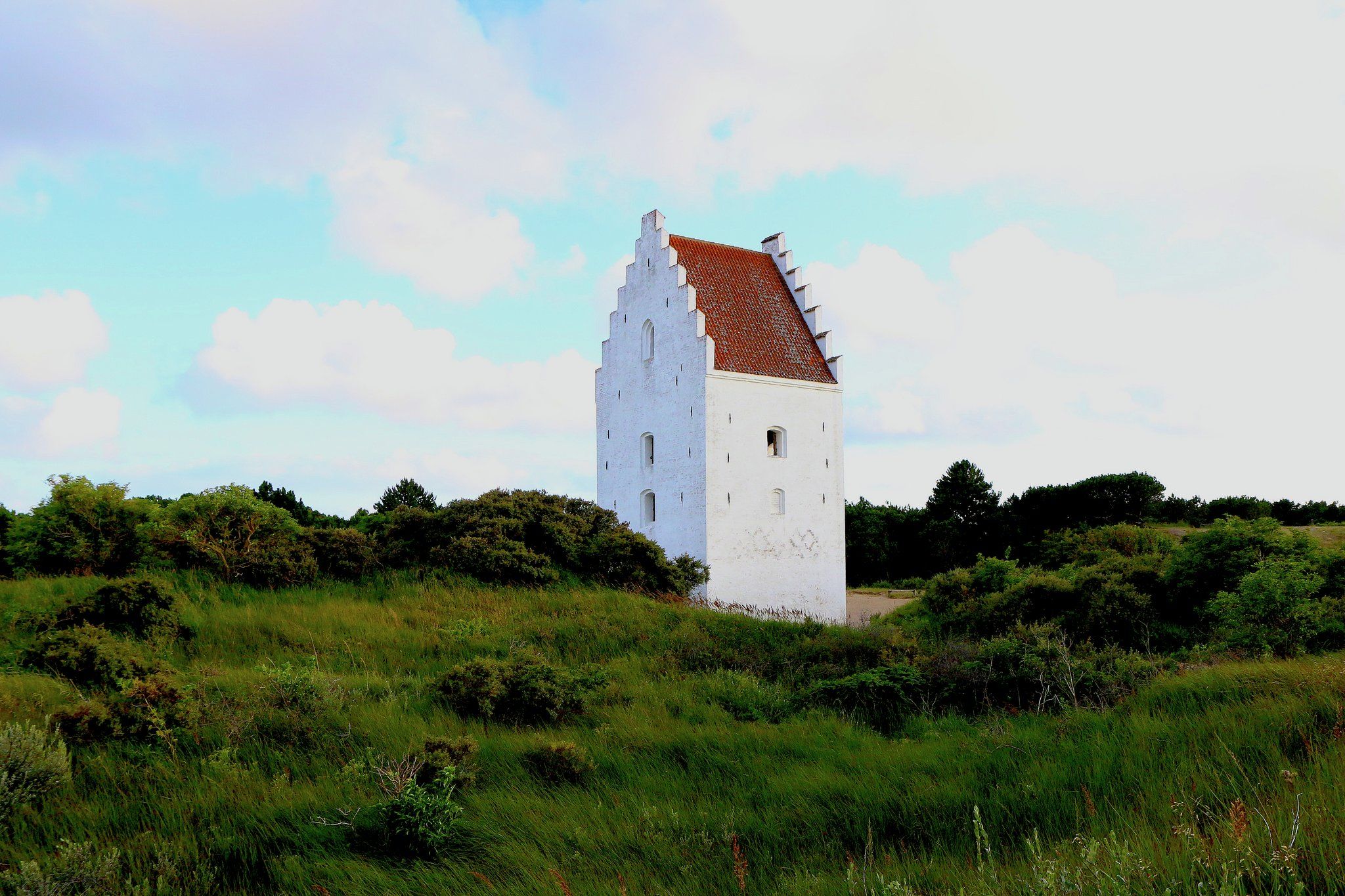 Den tilsandede Sct. Laurentii Kirke ligger syd for Skagen. Foto: Fjord Line