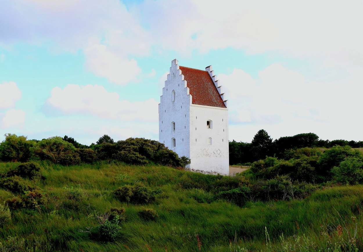 Den tilsandede Sct. Laurentii Kirke ligger syd for Skagen. Foto: Fjord Line