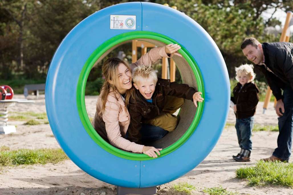 Barn og voksne på lekeplass.