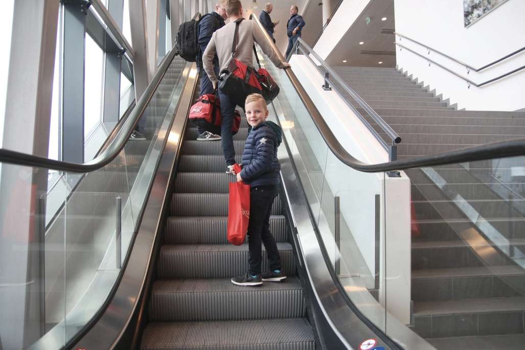 Gutt i rulletrapp på vei til terminalen.