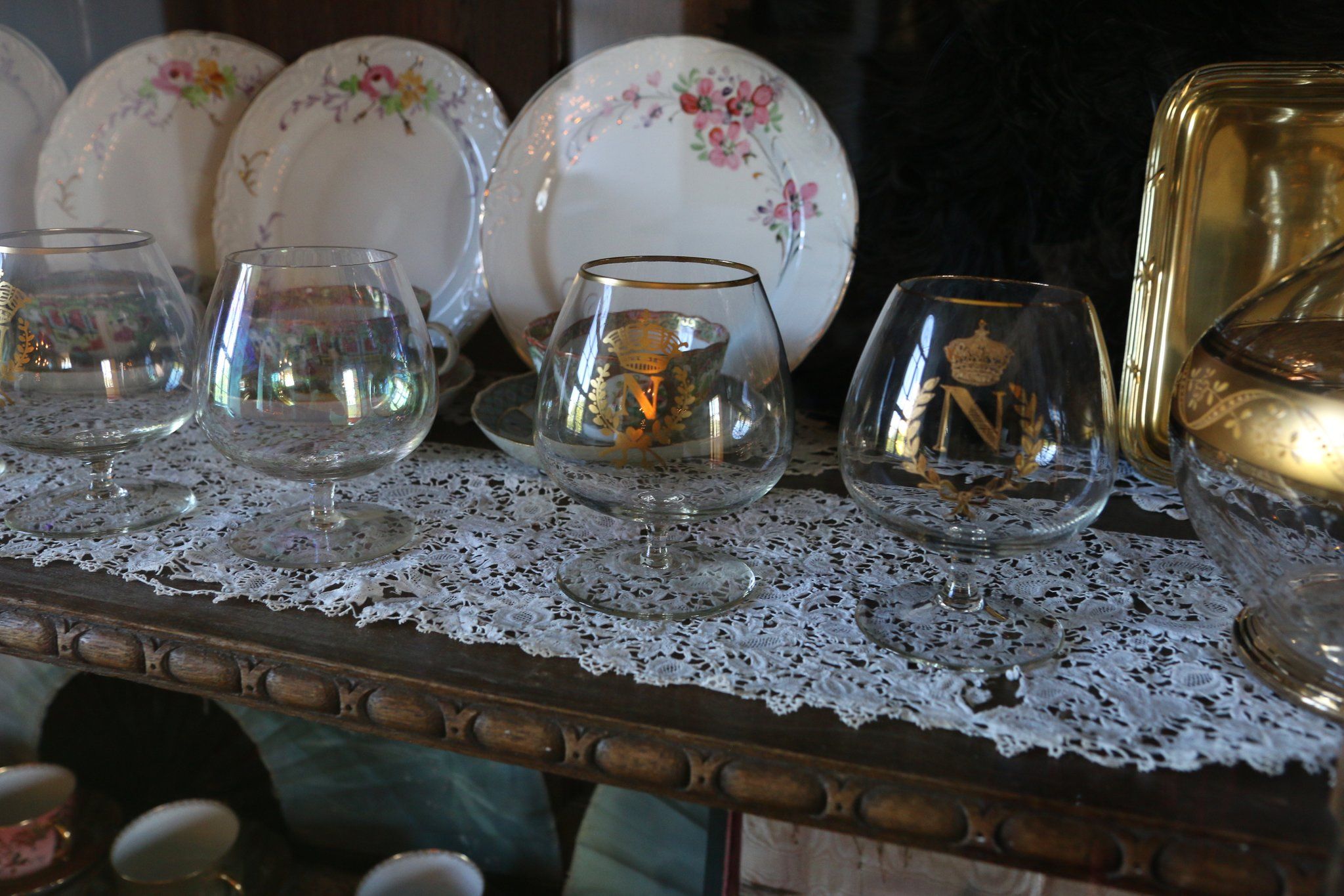 Slottet er proppet med kunstverk og antikviteter. Her ser vi cognac-glassene til Napoleon.Foto: Fjord Line