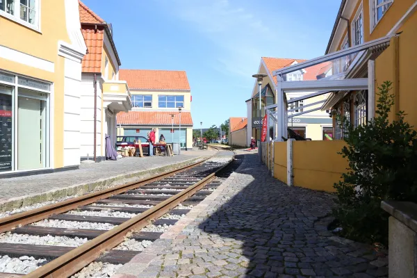 På sporet av den tapte tid: Det gamle havnesporet ligger fortstatt på plass på utsiden av «Viseværtshuset» (til høyre), selv om det er lenge siden togtrafikken opphørte.