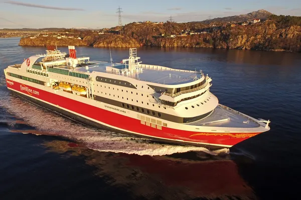 MS Stavangerfjord i godt driv ut fra Bergen tidlig i januar 2018. Foto: Erik Ask
