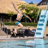 Foto av barn som leker i bassenget.