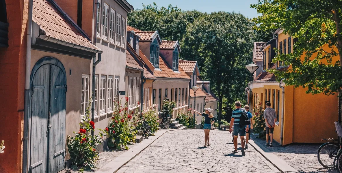 Foto av mennesker i gate i Odense i Danmark.