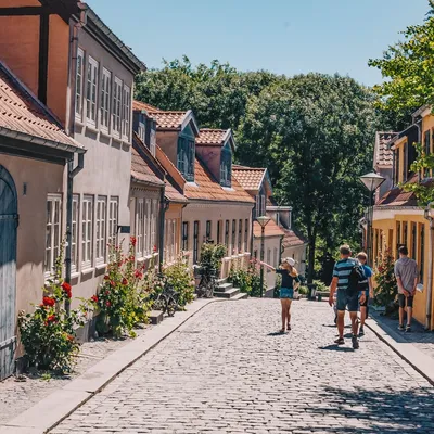 Foto av mennesker i gate i Odense i Danmark.