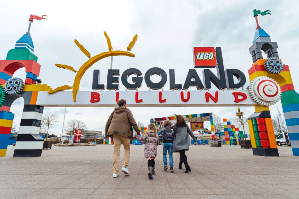 Familie på vei inn i LEGOLAND®