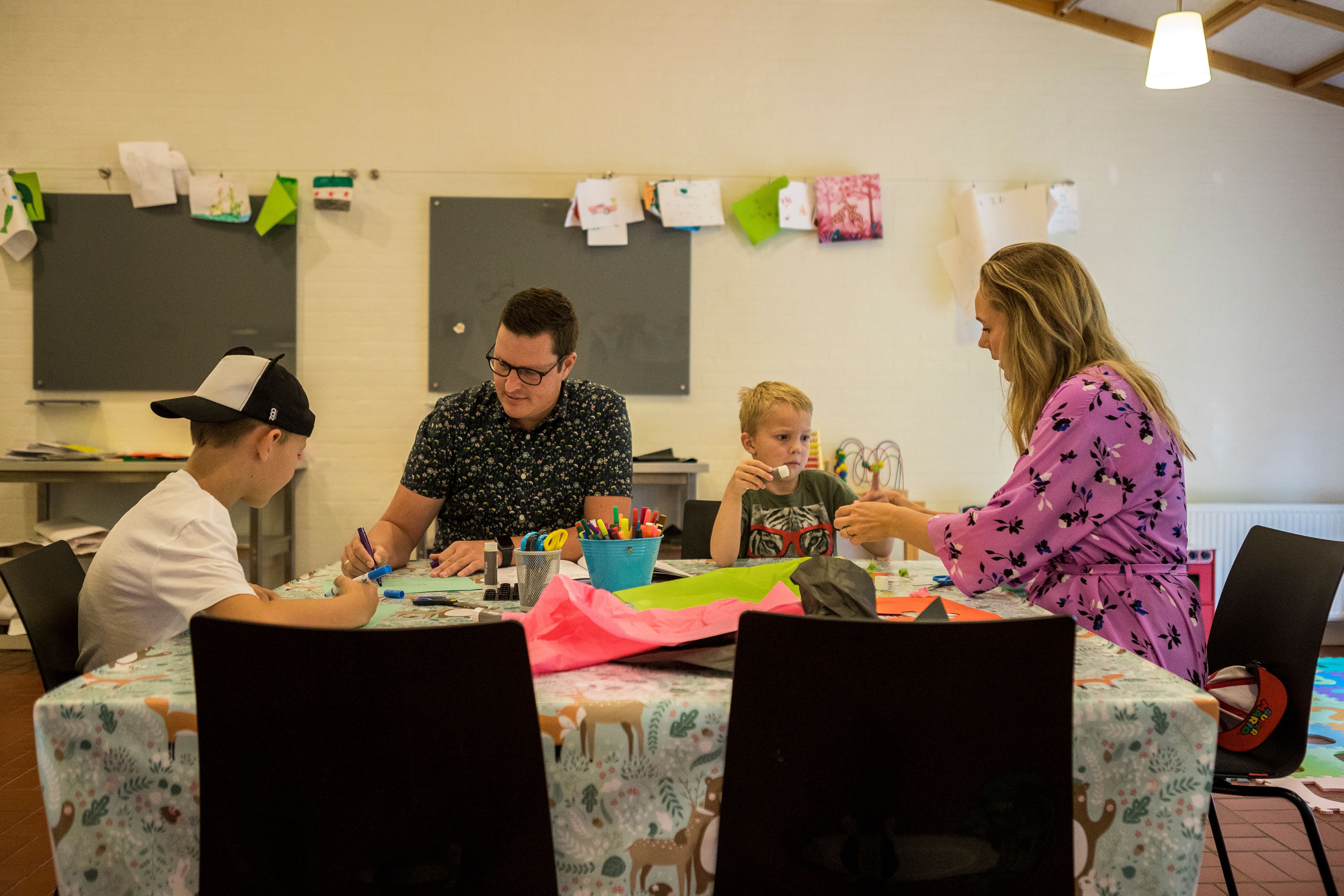 Foto av familie på kreativt verksted