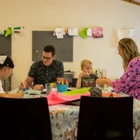 Foto av familie på kreativt verksted