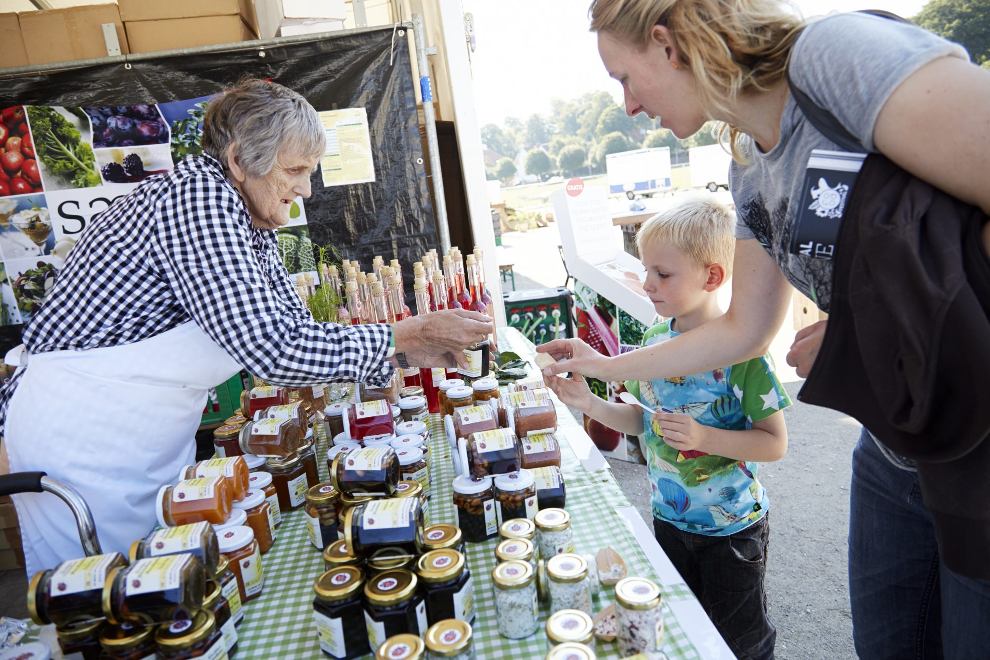 Bod som selger syltetøy som har besøk av gjester