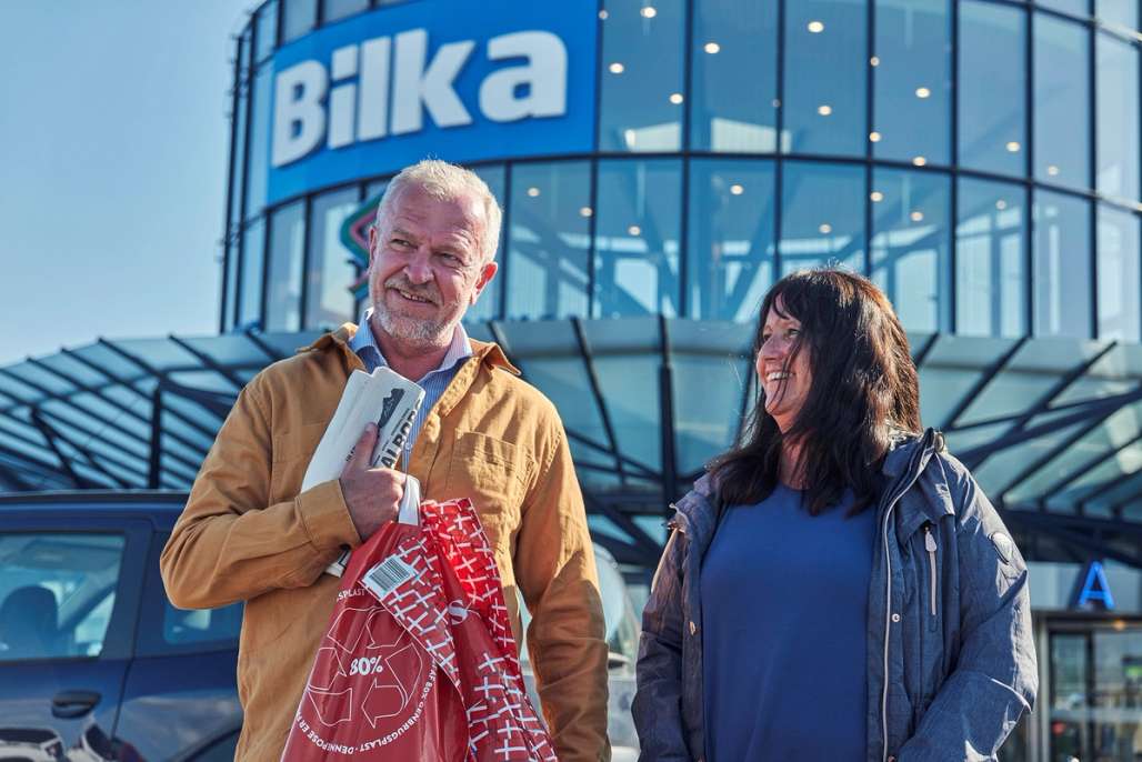 Et fornøyd par utenfor Bilka i Aalborg