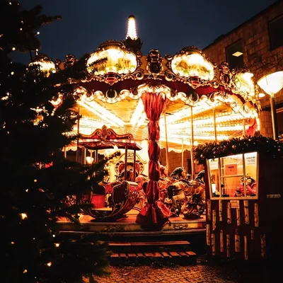 Karusell opplyst med julelys. Foto.