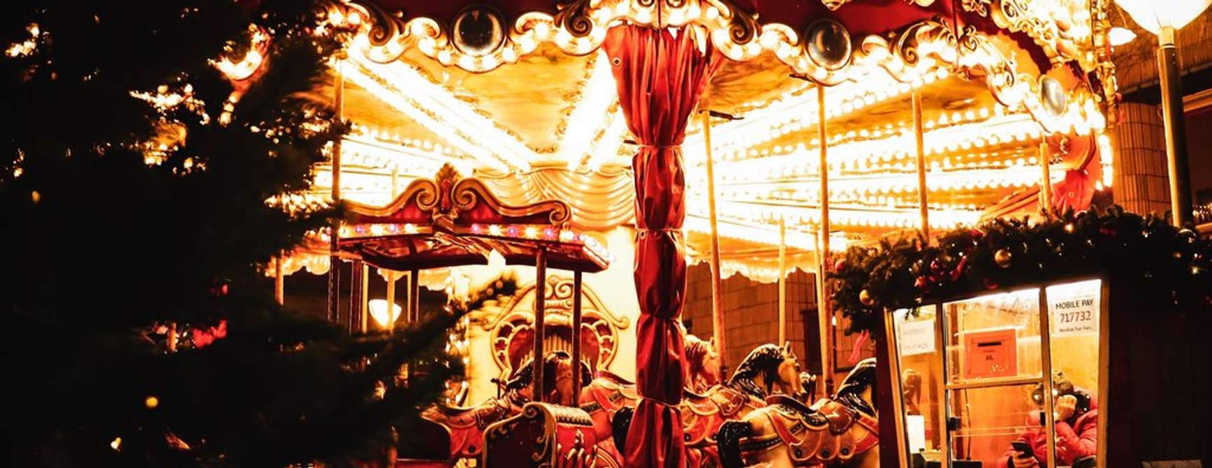 Karusell opplyst med julelys. Foto.