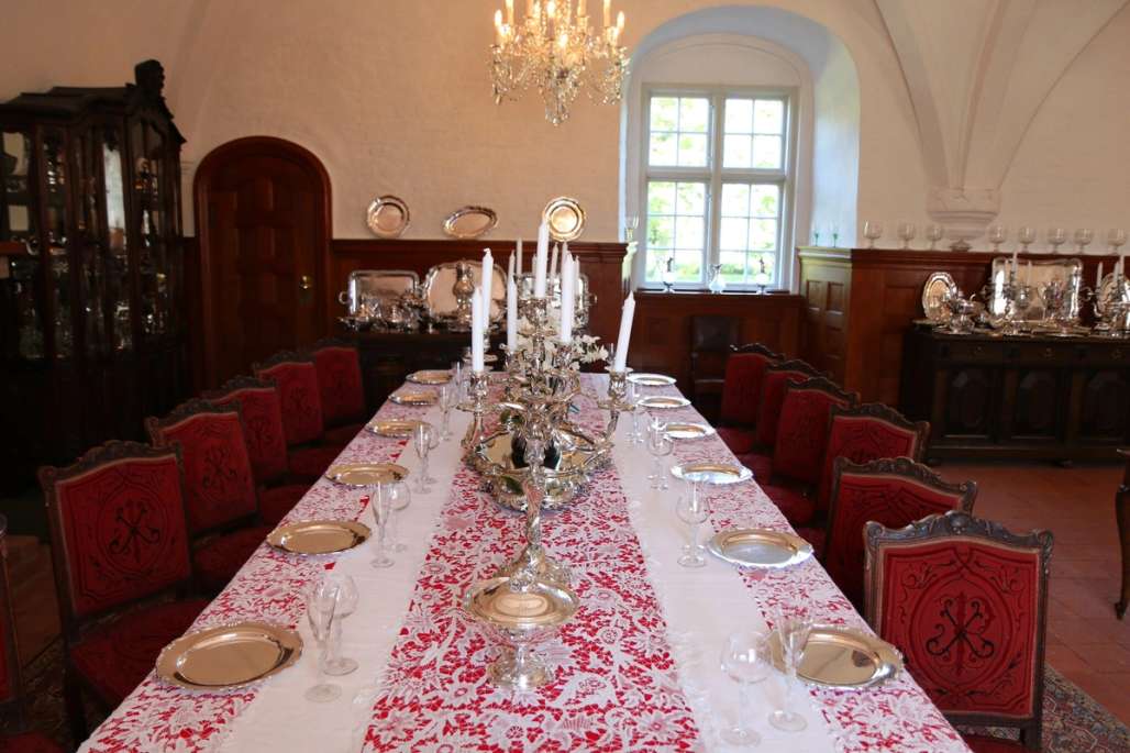 Dekket bord inne på Voegaard Slot. Foto