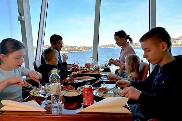 FLYTENDE RESTAURANT: Familien Eriksen fra Askøy utenfor Bergen koser seg med alt det spennende de finner i Commander Buffet. Fra venstre: Leonora (10), Jacob (7), pappa Remi, mamma Eva Elisabeth, Amelia (4), Lucas (13). Foto: Fjord Line
