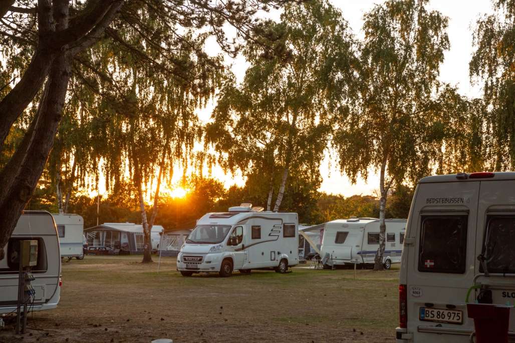 Bobiler og telt på campingplass.