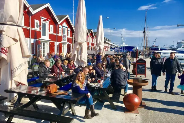 Bryggekos: Havnerestaurantene er stedet å være når værgudene smiler.