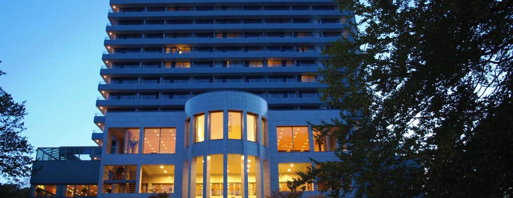 Fasadebilde av hotellet i skumring