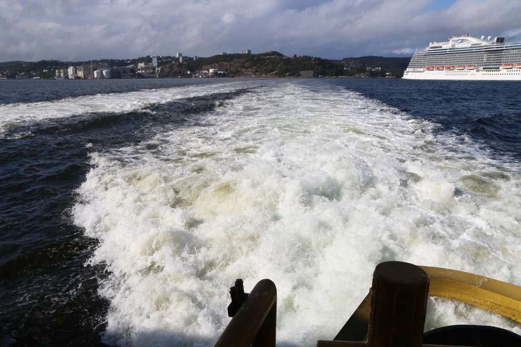 Kjølvannet bak skip som kjører utover.
