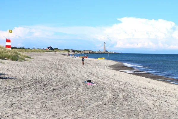 Sand i lange baner: Strendene er fantastiske og de er «over alt». Her ser du Skagen Grå Fyr i bakgrunnen. Orker du å forsere 210 trinn, kommer du 46 meter opp i luften og kan nyte en fantastisk utsikt over Skagen og Grenen, spissen av Danmark, der du kan stå med én fot i Skagerrak og én fot i Kattegat. Foto: Fjord Line