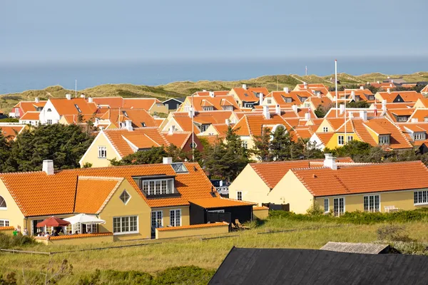 Et nabolag med gule hus.