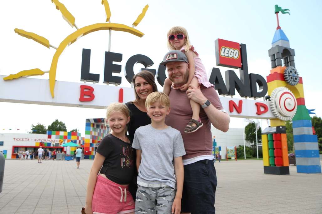 Familie utenfor inngangen til Legoland i Billund