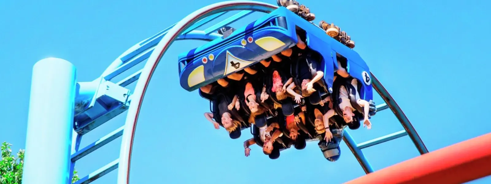 Folk sitter opp ned i karusell.