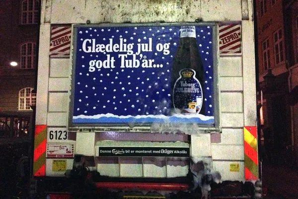 Danskene feirer j-dag i førjula, samtidig som Tuborg lanserer sitt årlige juleøl. Foto: Flickr Fra 1981 til 1999 ble J-dagen lagt til onsdag, men påfølgende torsdager sto mang en skolepult tom rundt om i landet. Man innså at fredag var en bedre dag for å arrangere danskenes gedigne førjulsfest. Om du vil oppleve blå nisseluer, syngende julenisser, gater fylt med skum og drøssevis av lastebiler med juleøl, er det bare å huke av datoen i 2017 først som sist.