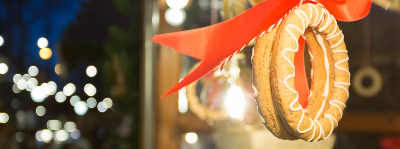 Jente som sitter sammen med griser i en grisebinge.