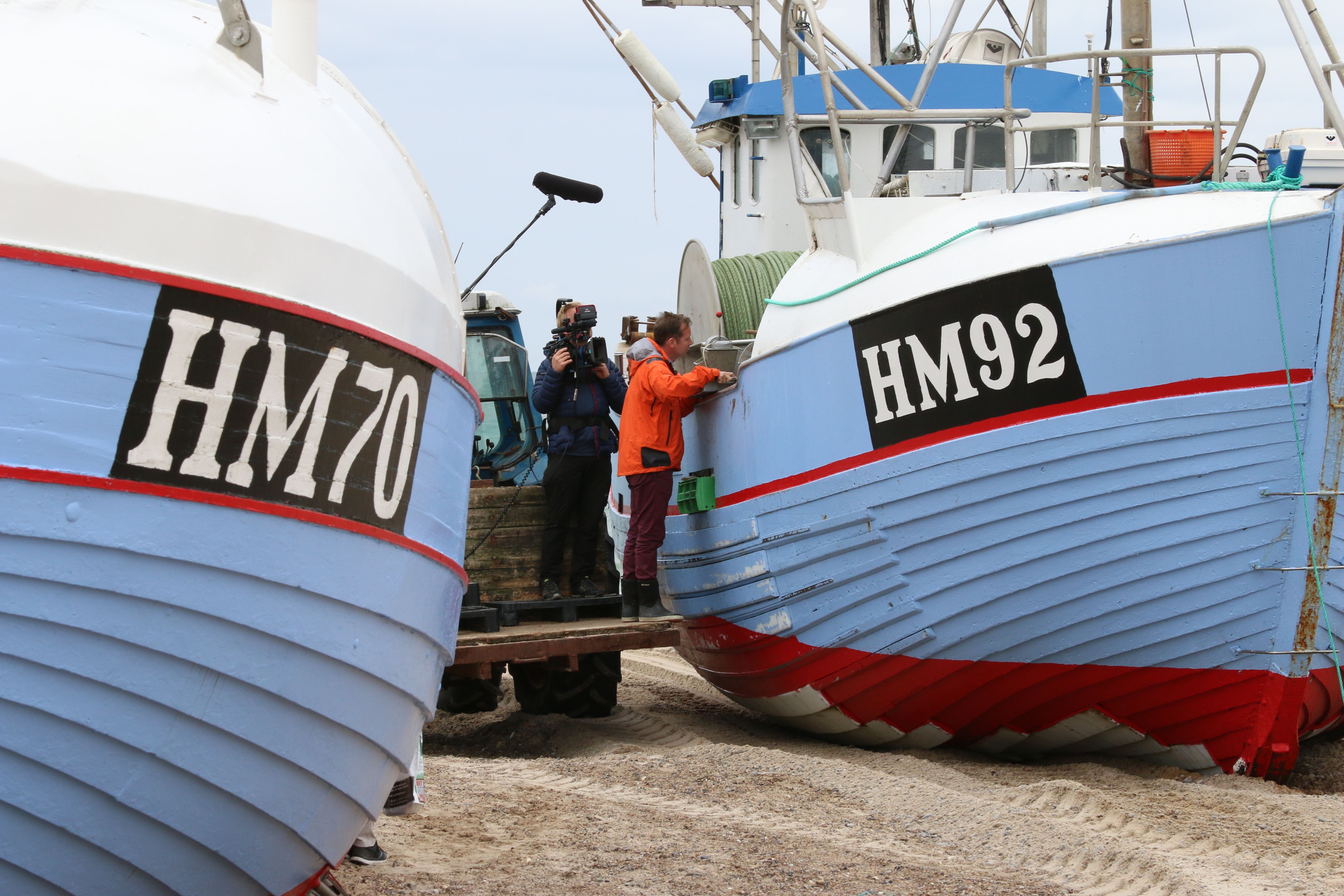 Innspilling. Matskribent og TV-kokk Andreas Viestad handler fisk på Thorupstrand. Foto: Fjord Line