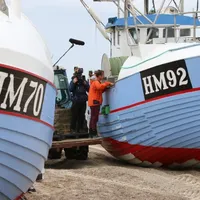 Innspilling. Matskribent og TV-kokk Andreas Viestad handler fisk på Thorupstrand. Foto: Fjord Line