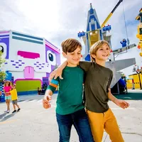 Barna koser seg garantert og skaper minner i Legoland