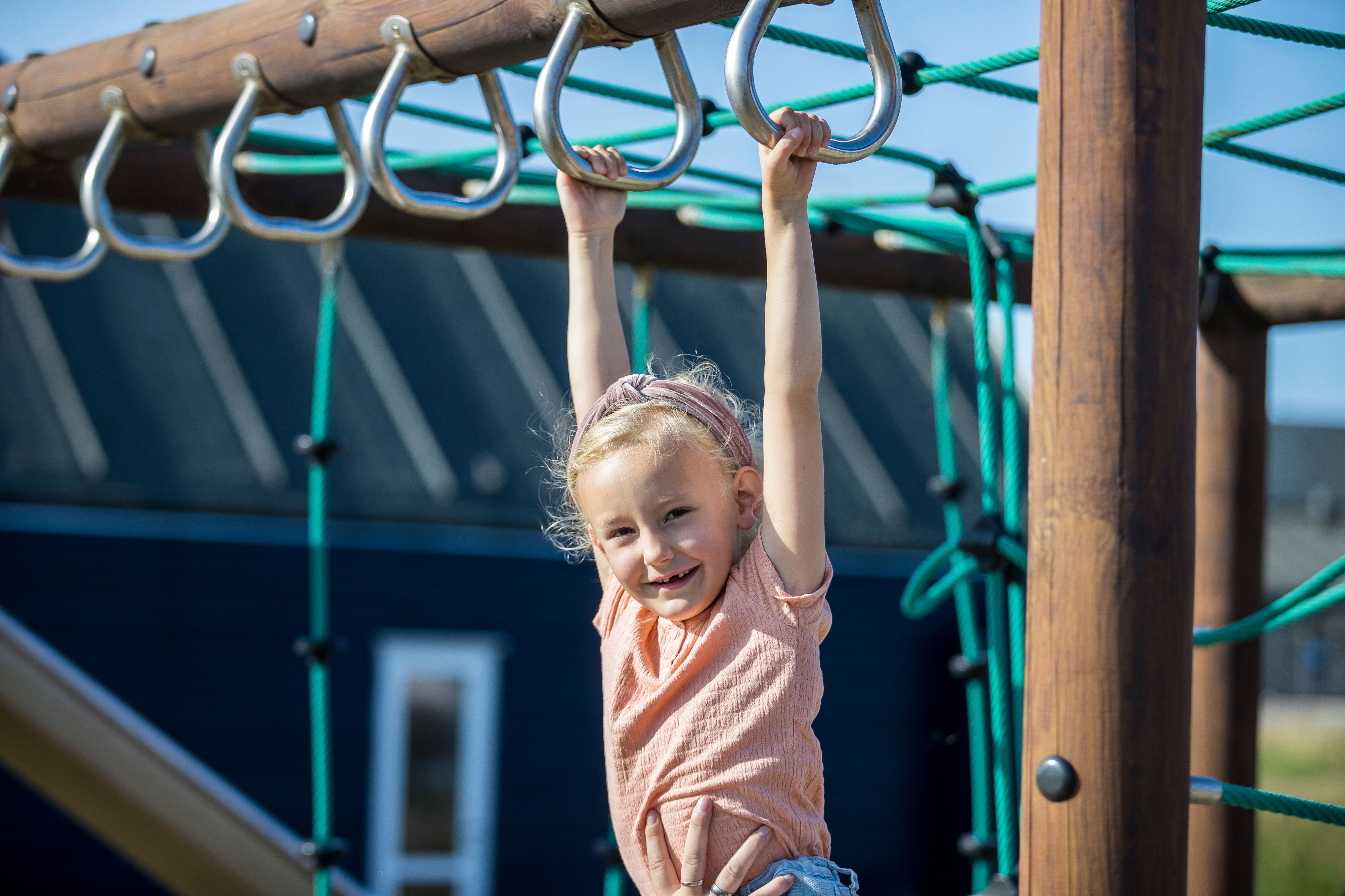 Foto av barn som klatrer i klatrestativ. 
