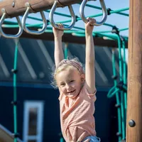 Foto av barn som klatrer i klatrestativ.