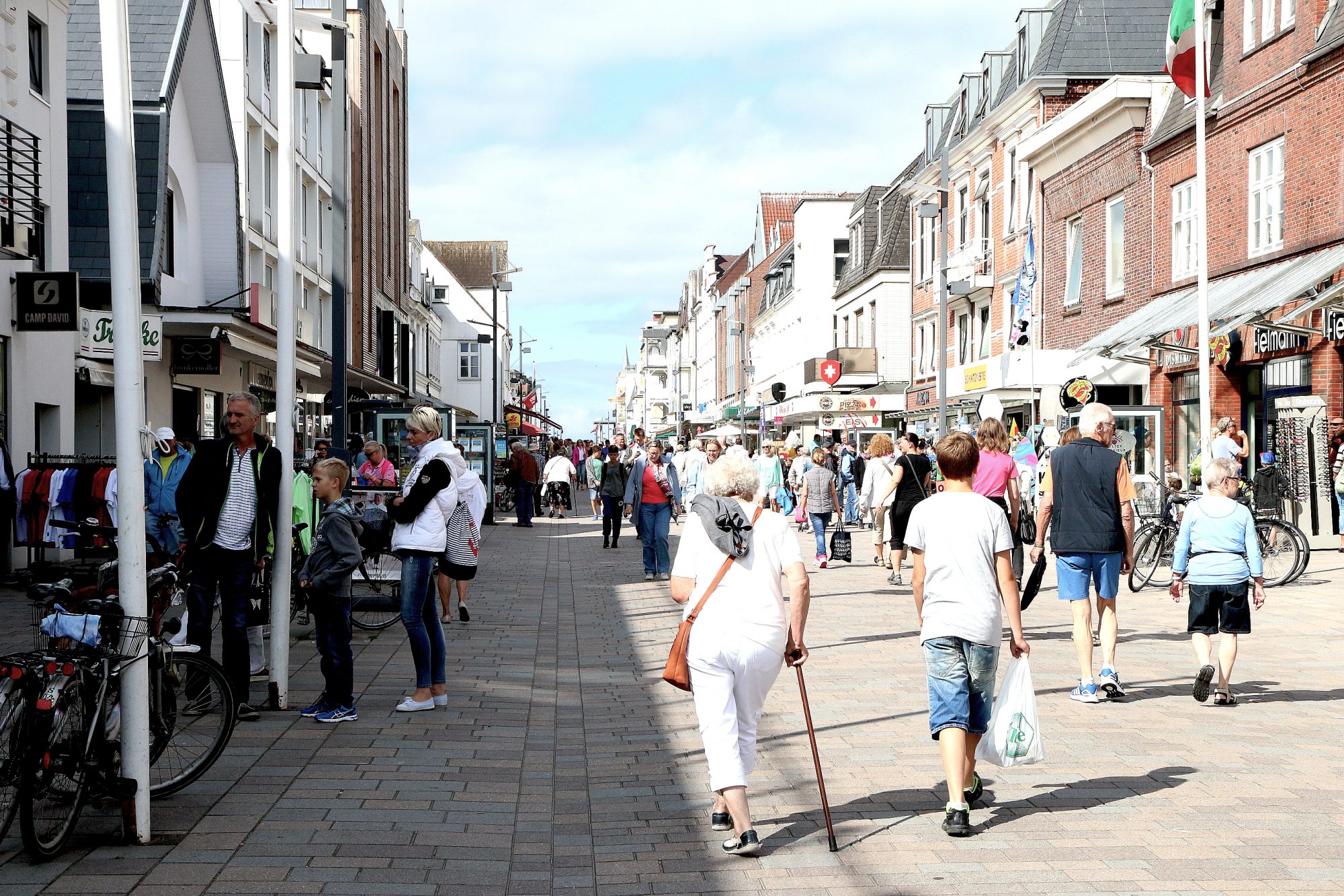 Shoppinggate med butikker og folk