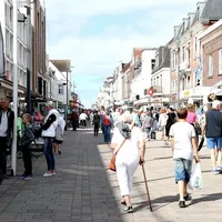 Shoppinggate med butikker og folk