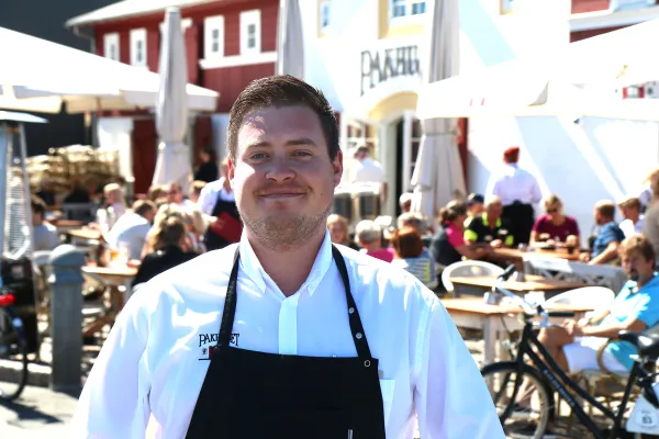 Restaurant Pakhuset nede ved havnet er et "must" ved ethvert Skagen-besøk. Stedet eies i dag av brødrene Sylvester (på bildet) og Sebastian Vinther Madsen. Å sitte en vårdag på Pakhuset, nyte livet og solen, kan knapt beskrives. 