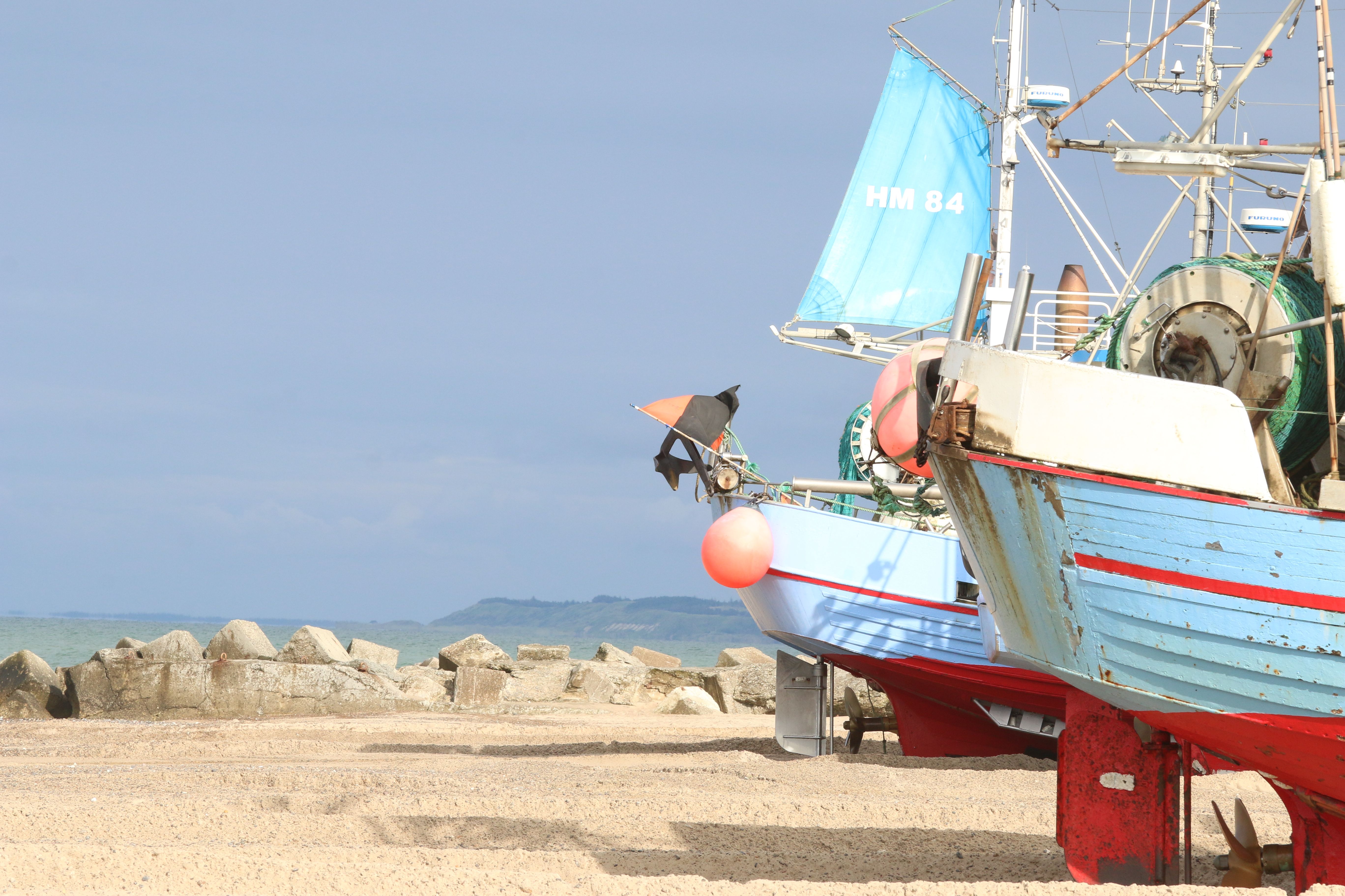 Typisk. Blå fiskebåter på stranden. Foto: Fjord Line
