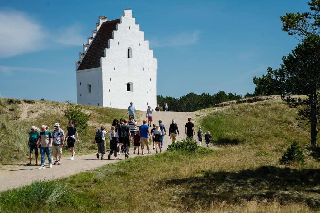 Besøkende til og fra Den tilsandede kirke.