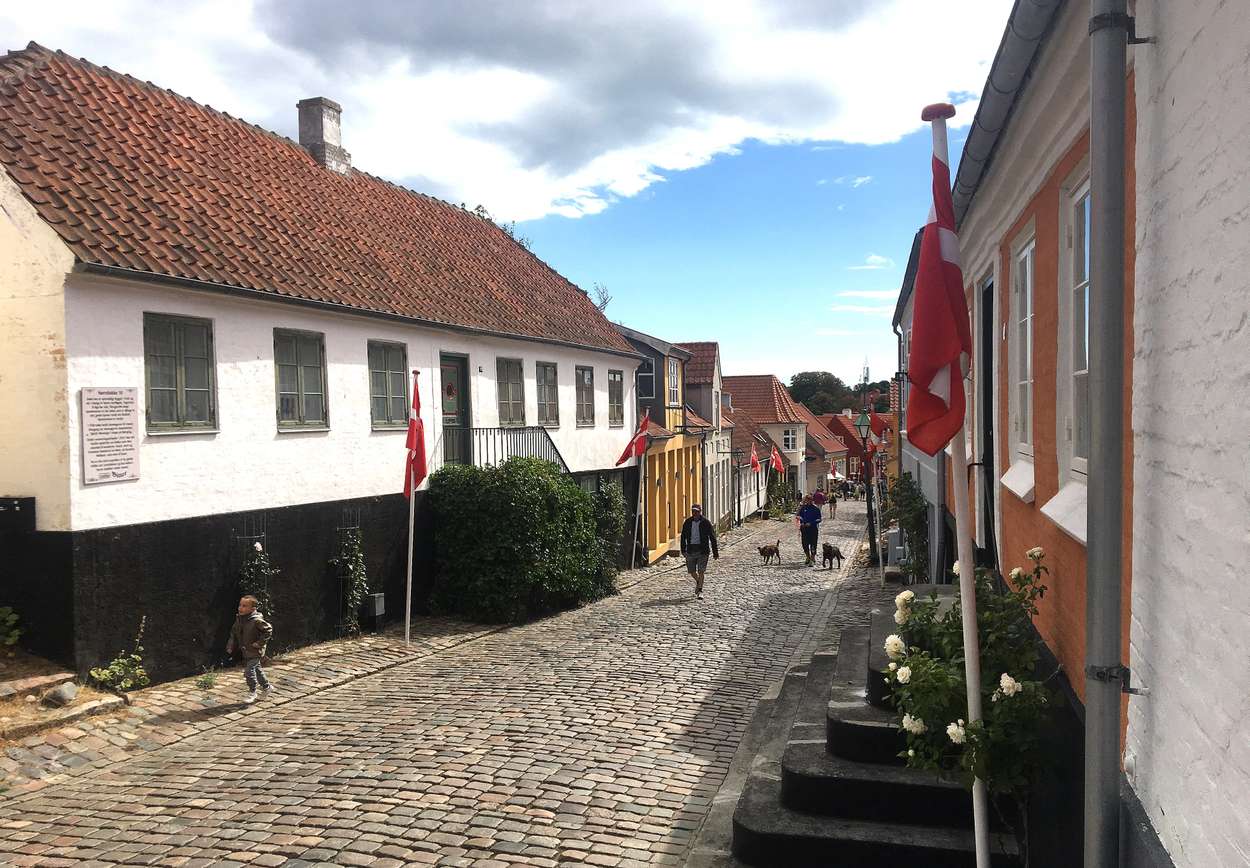 Sjarm: Det gjør godt å rusle rundt i Ebeltofts trange og sjarmerende gater. Foto: Fjord Line