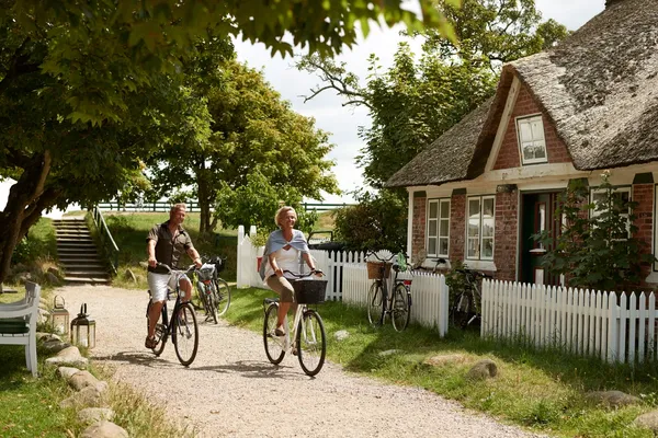 Fra den ene idyllen til den andre. Tar du sykkelen fatt og pakker teltet på sykkelen, så får du i pose og sekk. Nyt skogen og engene og beveg det på to hjul til en hyggelig landsby. Her fra nordvest på Jylland. Foto: Visit Denmark.
